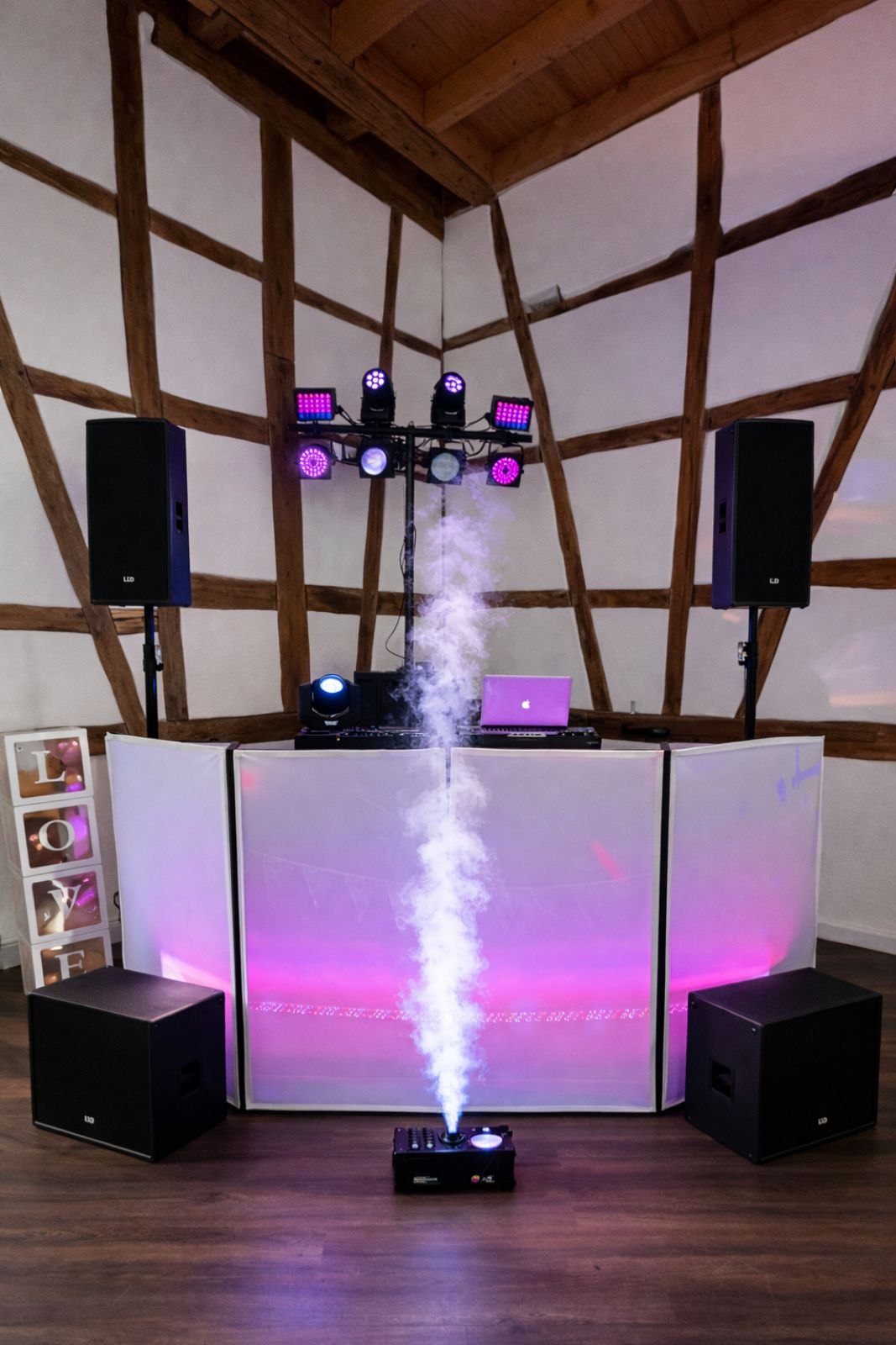 Hochzeits-Setup von SoundMoment mit LOVE-Deko, Lichtshow und Nebeleffekt