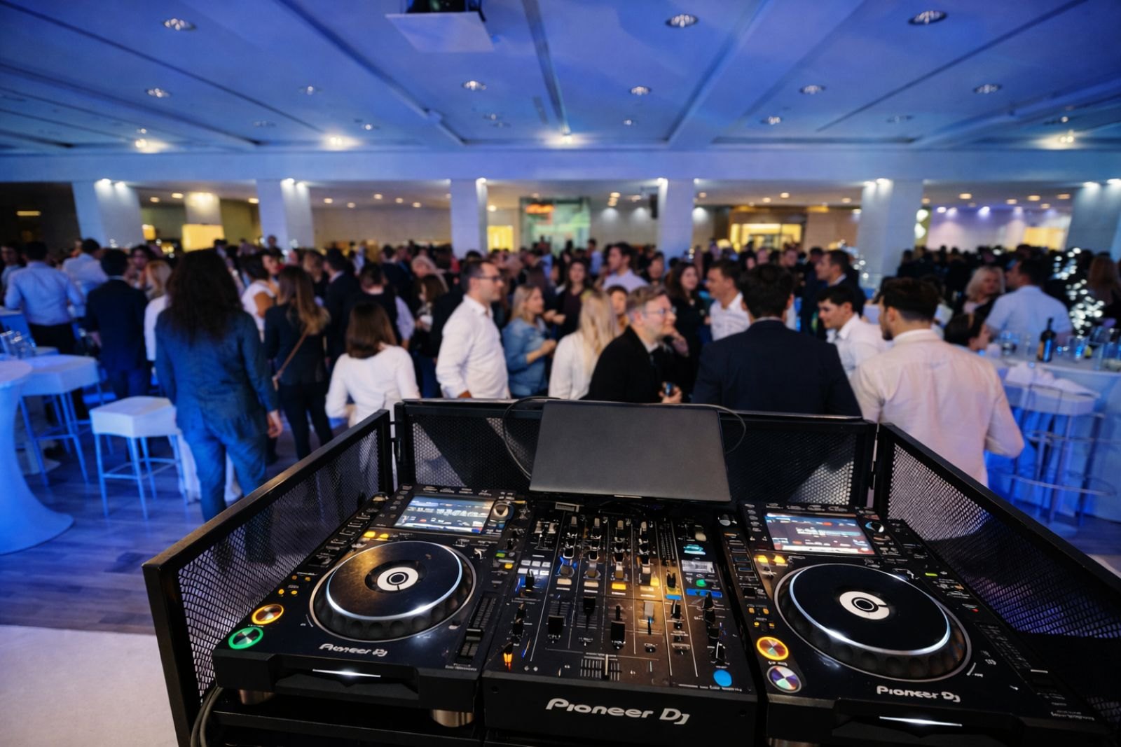 Blick vom DJ-Pult auf die Gäste eines Firmenevents